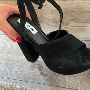 BLACK STEVE MADDEN PLATFORM HEEL